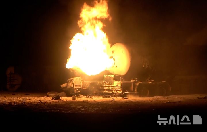 [ 호데이다( 예멘)= 신화/뉴시스] 예멘의 호데이다주 급유항구인 라스 이사에서 4월 17일 미군의 폭격으로 유조탱크가 불타고 있는 광경. 2025. 04. 20.   