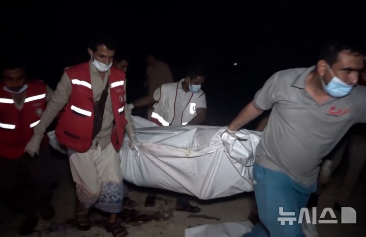 [ 라스 이사( 예멘)=신화/뉴시스] 예멘의 호데이다주 라스 이사에서 17일 미군 폭격으로 숨진 희생자들 시신을 현지구급대가 옮기고 있다.&nbsp; 2025. 04. 22.&nbsp;&nbsp; 