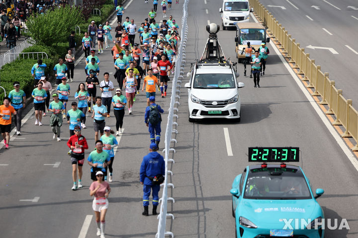 "아침 회의 대신 러닝"…中 직장가에 번지는 '달리며 일하기'