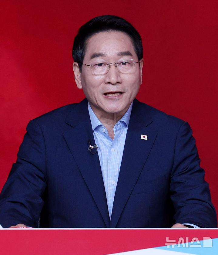 [서울=뉴시스] 추상철 기자 = 유정복 제21대 대통령 선거 국민의힘 경선 후보가 19일 오후 서울 강서구 ASSA아트홀에서 열린 '제21대 대통령 선거 국민의힘 1차 경선 A조 토론회'에서 발언을 하고 있다. 2025.04.19. scchoo@newsis.com