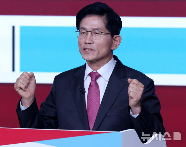 [서울=뉴시스] 추상철 기자 = 김문수 제21대 대통령 선거 국민의힘 경선 후보가 19일 오후 서울 강서구 ASSA아트홀에서 열린 '제21대 대통령 선거 국민의힘 1차 경선 A조 토론회'에서 발언을 하고 있다. 2025.04.19. scchoo@newsis.com
