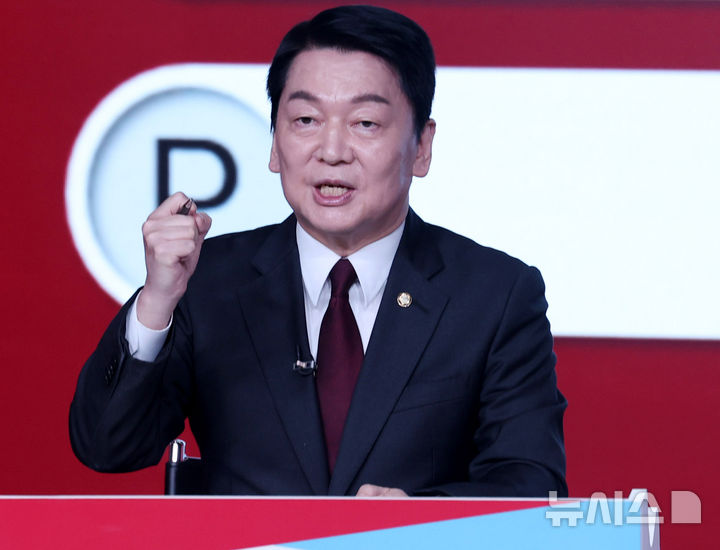 [서울=뉴시스] 추상철 기자 = 안철수 제21대 대통령 선거 국민의힘 경선 후보가 19일 오후 서울 강서구 ASSA아트홀에서 열린 '제21대 대통령 선거 국민의힘 1차 경선 A조 토론회'에서 발언을 하고 있다. 2025.04.19. scchoo@newsis.com