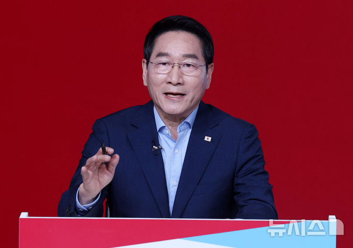 [서울=뉴시스] 추상철 기자 = 유정복 제21대 대통령 선거 국민의힘 경선 후보가 19일 오후 서울 강서구 ASSA아트홀에서 열린 '제21대 대통령 선거 국민의힘 1차 경선 A조 토론회'에서 발언을 하고 있다. 2025.04.19. scchoo@newsis.com