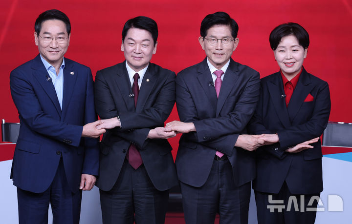 [서울=뉴시스] 추상철 기자 = 유정복(왼쪽부터), 안철수, 김문수, 양향자 제21대 대통령 선거 국민의힘 경선 후보가 19일 오후 서울 강서구 ASSA아트홀에서 열린 '제21대 대통령 선거 국민의힘 1차 경선 A조 토론회'에서 토론 시작전 기념촬영을 하고 있다. 2025.04.19. scchoo@newsis.com