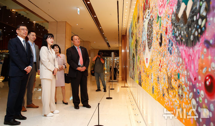 [서귀포=뉴시스] 우장호 기자 = 제주신화월드 메리어트 리조트 1층에 '더 갤러리(THE GALLERY)'가 정식 개관했다. 더 갤러리의 첫 전시는 '인투 더 아일랜드(INTO THE ISLAND)'라는 주제로 김지희 작가의 개인전으로 꾸며졌다. 김 작가가 19일 오후 더 갤러리 개관식에서 양영철 제주국제자유도시개발센터 이사장 등 내빈들에게 작품을 설명하고 있다. 김 작가는 현대인의 욕망과 존재에 대한 날카로운 통찰을 시각 언어로 풀어내왔다. 이번 전시에서는 10m 규모 대형 회화 작품을 포함한 주요 작품들을 공개했다. 2025.04.19. woo1223@newsis.com