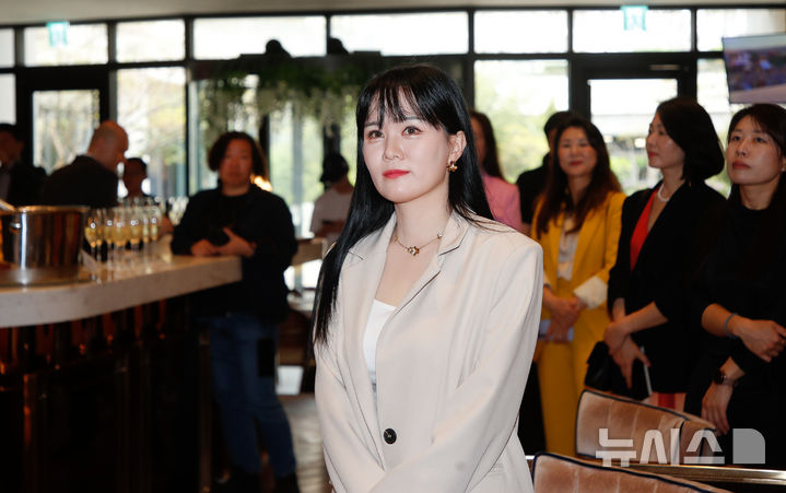 [서귀포=뉴시스] 우장호 기자 = 제주신화월드 메리어트 리조트 1층에 '더 갤러리(THE GALLERY)'가 정식 개관했다. 더 갤러리의 첫 전시는 '인투 더 아일랜드(INTO THE ISLAND)'라는 주제로 김지희 작가의 개인전으로 꾸며졌다. 김 작가가 19일 오후 더 갤러리 개관식을 지켜보고 있다. 김 작가는 현대인의 욕망과 존재에 대한 날카로운 통찰을 시각 언어로 풀어내왔다. 이번 전시에서는 10m 규모 대형 회화 작품을 포함한 주요 작품들을 공개했다. 2025.04.19. woo1223@newsis.com