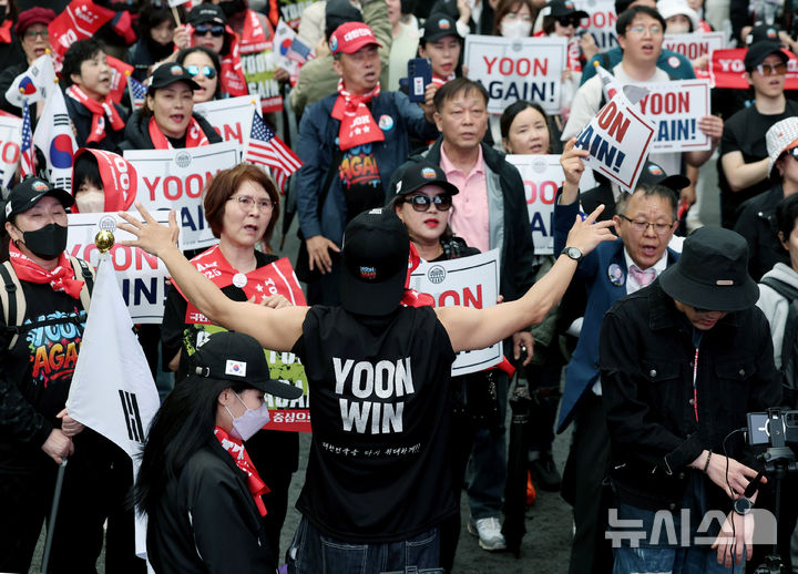 [서울=뉴시스] 김진아 기자 = 19일 서울 서초구 교대역 인근에서 윤석열 대통령의 복귀를 요구하는 2030의 '윤어게인(YOON AGAIN)' 집회가 열리고 있다. 2025.04.19. bluesoda@newsis.com