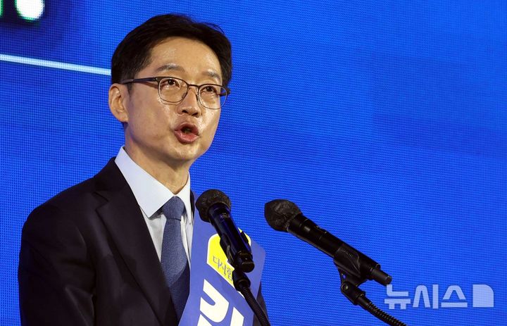 [청주=뉴시스] 조성봉 기자= 김경수 제21대 대통령 선거 더불어민주당 경선 후보가 19일 오후 충북 청주시 서원구 청주체육관에서 열린 제21대 대통령선거 후보자 선출을 위한 충청권 합동연설회에서 정견 발표를 하고 있다. 2025.04.19. suncho21@newsis.com