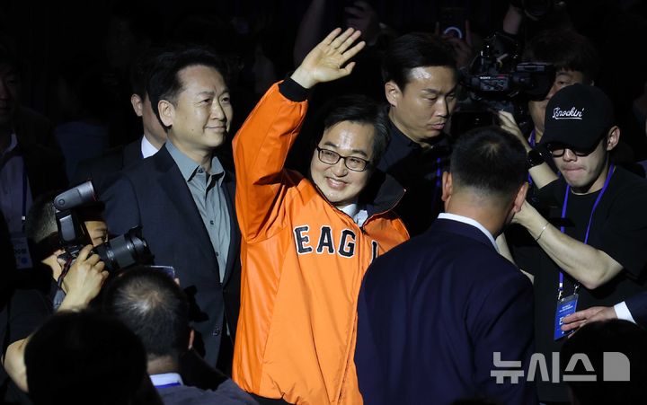 [청주=뉴시스] 조성봉 기자=김동연 더불어민주당 대선 경선 후보가 19일 오후 충북 청주시 서원구 청주체육관에서 열린 제21대 대통령선거 후보자 선출을 위한 충청권 합동연설회에 입장하고 있다. 2025.04.19. suncho21@newsis.com