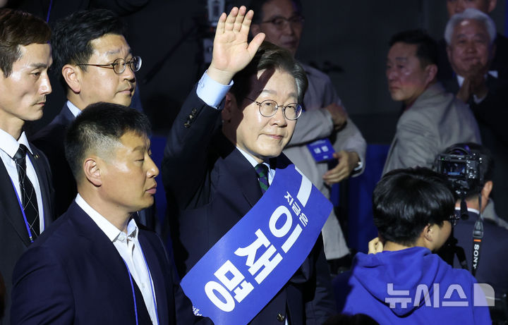 [청주=뉴시스] 조성봉 기자= 이재명 더불어민주당 대선 경선 후보가 19일 오후 충북 청주시 서원구 청주체육관에서 열린 제21대 대통령선거 후보자 선출을 위한 충청권 합동연설회에 입장하고 있다. 2025.04.19. suncho21@newsis.com