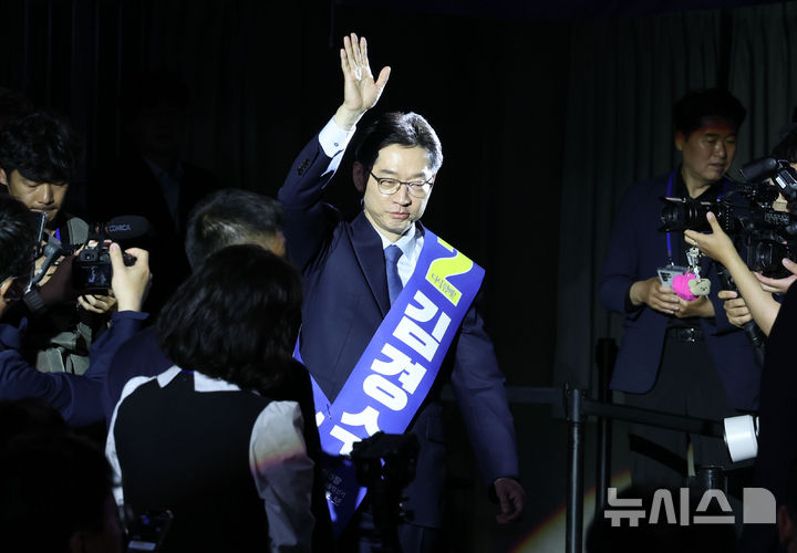 [청주=뉴시스] 조성봉 기자= 김경수 더불어민주당 대선 경선 후보가 19일 오후 충북 청주시 서원구 청주체육관에서 열린 제21대 대통령선거 후보자 선출을 위한 충청권 합동연설회에 입장하고 있다. 2025.04.19. suncho21@newsis.com