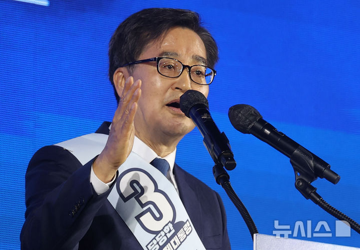 [청주=뉴시스] 조성봉 기자= 이재명 더불어민주당 대선 경선 후보가 지난 19일 오후 충북 청주시 서원구 청주체육관에서 열린 제21대 대통령선거 후보자 선출을 위한 충청권 합동연설회에 서 정견 발표를 하고 있다. 2025.04.19. suncho21@newsis.com