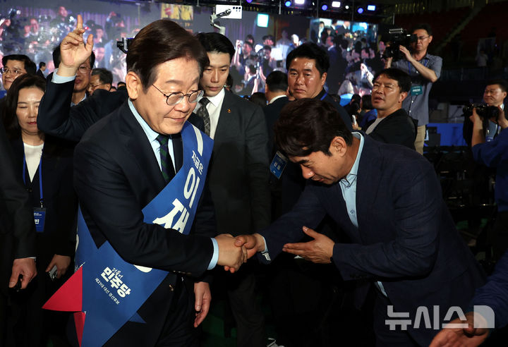 [청주=뉴시스] 조성봉 기자= 이재명 제21대 대통령 선거 더불어민주당 경선 후보가 19일 오후 충북 청주시 서원구 청주체육관에서 열린 제21대 대통령선거 후보자 선출을 위한 충청권 합동연설회에서 1위를 기록, 지지자들에게 축하를 받고 있다. 2025.04.19. suncho21@newsis.com