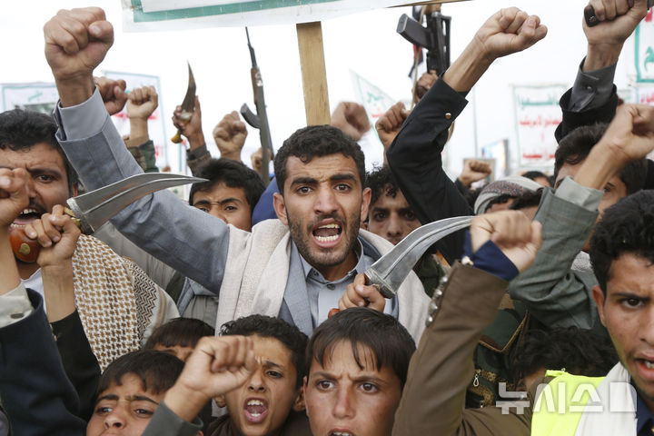 [ 사나( 예멘)=신화/뉴시스] 예멘 수도 사나에서 4월 18일  무기를 든 시위대가 전날 미군이  호데이다주의 급유항 라스 이사에서 폭격과 민간인 살상을 한 데에 항의하는 구호를 외치고 있다.  2024.04. 20.  