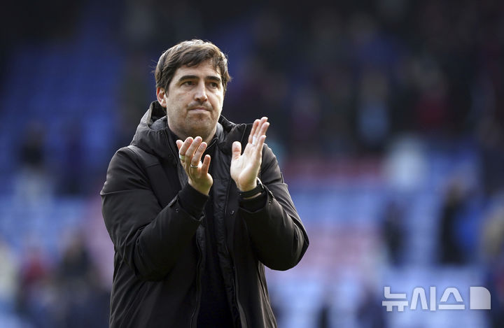 [런던=AP/뉴시스]EPL 본머스 이라올라 감독. 2025.04.19.