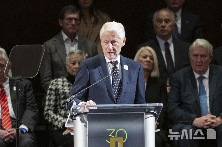 [오클라호마시티=AP/뉴시스]빌 클린턴 전 미국 대통령이 19일(현지 시간) 오클라호마 폭탄 테러 30주기를 맞아 연설하고 있다. 2025.04.20.