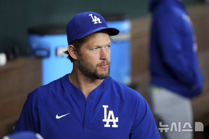 [알링턴=AP/뉴시스] 미국 메이저리그 LA 다저스 선발 투수 클레이튼 커쇼가 지난 4월19일(현지 시간) 미국 텍사스 알링턴의 글로브 라이프 필드에서 열린 2025 MLB 텍사스 레인저스와의 경기에 앞서 그라운드를 지켜보고 있다. 2025.04.19.