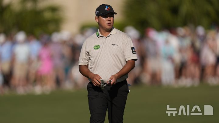 [힐턴헤드아일랜드=AP/뉴시스] 김시우가 19일(현지 시간) 미 사우스캐롤라이나주 힐턴헤드 아일랜드의 하버타운 골프링크스에서 열린 미국프로골프(PGA) 투어 RBC 헤리티지 3라운드 16번 그린에서 걸어 내려오고 있다. 김시우는 중간 합계 15언더파 198타로 단독 선두에 올랐다. 2025.04.20.