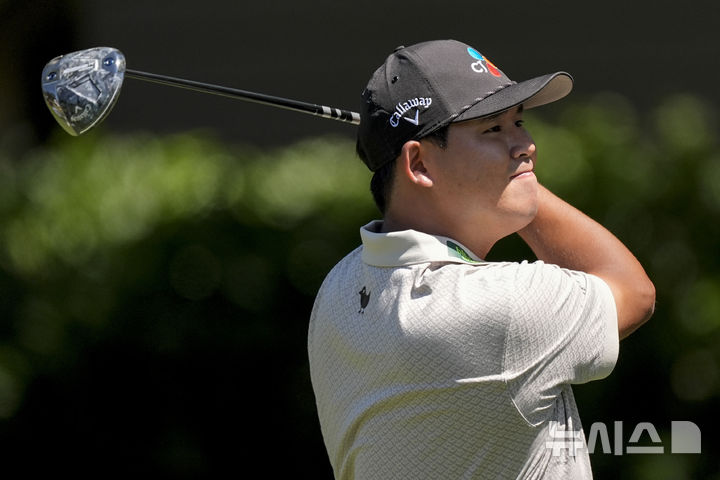 [힐턴헤드아일랜드=AP/뉴시스] 김시우가 19일(현지 시간) 미 사우스캐롤라이나주 힐턴헤드 아일랜드의 하버타운 골프링크스에서 열린 미국프로골프(PGA) 투어 RBC 헤리티지 3라운드 3번 홀에서 티샷하고 있다. 김시우는 중간 합계 15언더파 198타로 단독 선두에 올랐다. 2025.04.20.