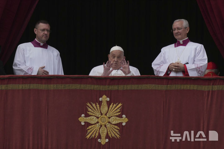 [AP/뉴시스] 프란치스코 교황이 부활절 20일 성베드도 대성당 중앙 로지 발코니에 나와 축복을 내리고 있다. 20분 간 추기경이 교황의 대세계 부활절 메시지를 낭독했다 