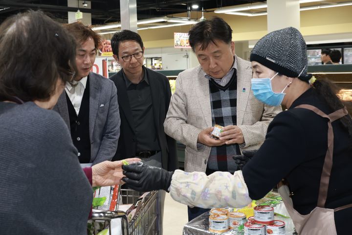 김영환 지사 등 충북 대표단이 18일(현지시각) 미국 조지아주 애틀랜타에 문을 연 충북 농식품 미국 상설판매장을 둘러보고 있다. (사진=충북도 제공) *재판매 및 DB 금지