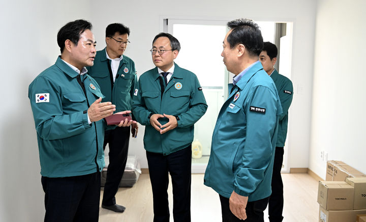 [안동=뉴시스] 지난 18일 김학홍 경북도 행정부지사와 고기동 행정안전부 장관 직무대행, 권기창 안동시장 등이 모듈러 주택을 둘러보고 있다.&nbsp;&nbsp; (사진=경북도 제공) 2025.04.20 photo@newsis.com *재판매 및 DB 금지