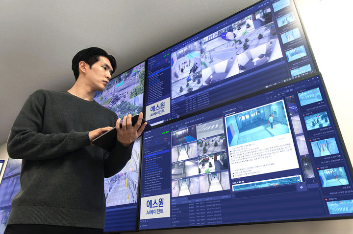 [서울=뉴시스]에스원 R&D센터 연구원이 AI 에이전트를 시연하고 있다. (사진 = 업체 제공) 2025.04.20. photo@newsis.com *재판매 및 DB 금지