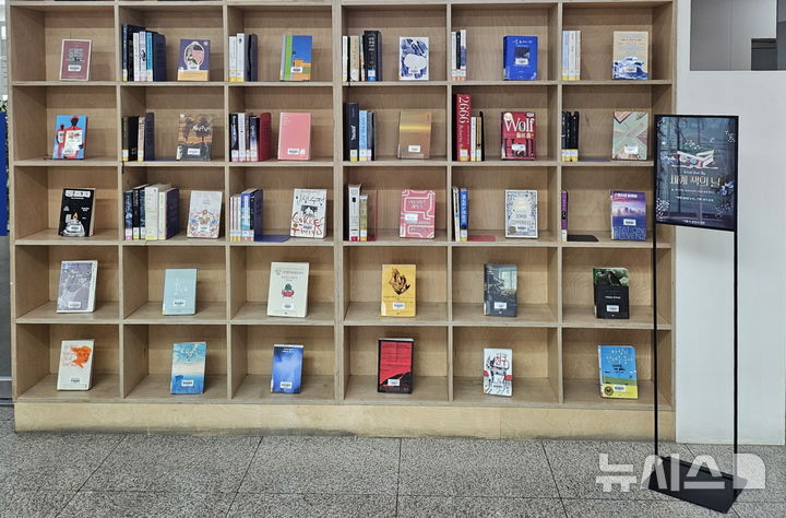 [시흥=뉴시스] '세계 100대 도서' 기획전시 현장.(사진=시흥시 제공). 2025.04.20. photo@newsis.com