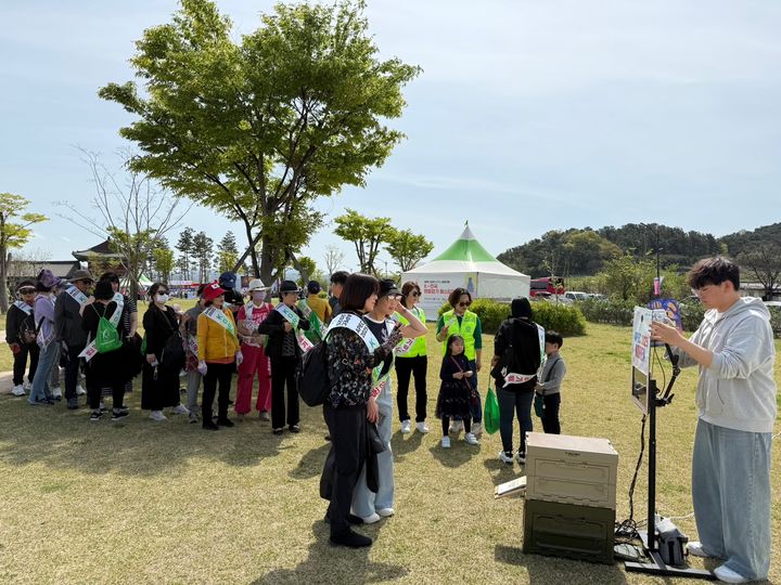 [경주=뉴시스] 지난 19일&nbsp; 'APEC 2025 KOREA 성공기원 K-전국 맨발걷기 페스티벌' 행사가 열린 경주 월정교 잔디광장 홍보부스 앞에 설치된 'APEC-포토 키오스크'에서 참가자들이 APEC 성공개최 기념사진을 찍고자 줄지어 있다. (사진=경북도 제공) 2025.04.20 photo@newsis.com *재판매 및 DB 금지