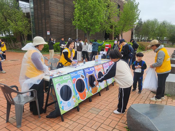[인천=뉴시스] 2025 지구의 날 기념 느리기 달리기 대회에서 공단이 올바른 분리배출 캠페인을 운영하고 있다. (사진=인환경공단 제공) 2025.04.20. photo@newsis.com *재판매 및 DB 금지