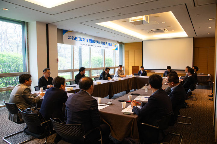 [서울=뉴시스] 한국교통안전공단(TS)은 지난 17일부터 18일까지 이틀간 TS 산하 자동차안전연구원(KATRI)과 화성교통안전체험교육센터 사업 현장을 둘러보며 국민 소통형 홍보 전략을 제시하는 '제2차 언론홍보자문위원회 회의'를 개최했다고 20일 밝혔다. (사진=TS 제공) 2025.04.20. photo@newsis.com *재판매 및 DB 금지