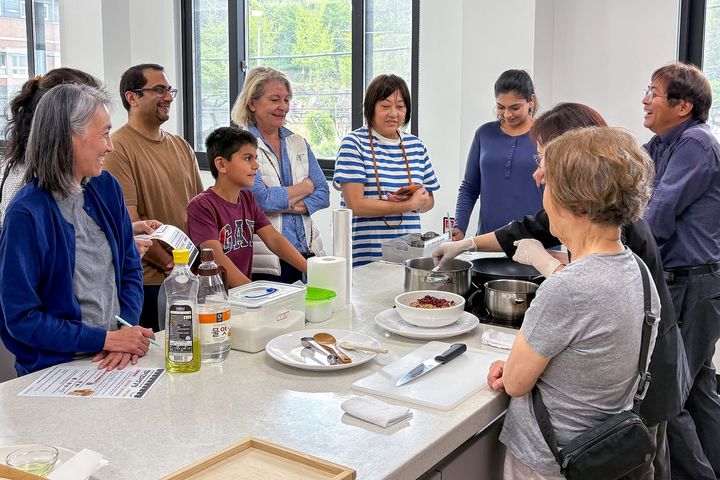 [대구=뉴시스] 대구 수성문화재단은 방한 외국인 관광객을 대상으로 한국전통문화체험관의 전통음식 체험 프로그램을 운영한다. (사진 = 대구시 수성구 제공) 2025.04.20. photo@newsis.com *재판매 및 DB 금지