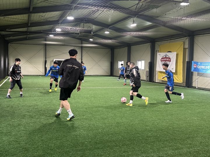 [서울=뉴시스]한국타이어앤테크놀로지는 지난 19일 발달장애인 축구단 '다산위드FC'를 대상으로 임직원 축구 봉사활동을 진행했다.(사진=한국타이어) 2025.04.20. photo@newsis.com *재판매 및 DB 금지