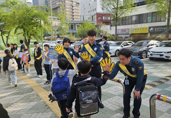[대구=뉴시스] 대구 수성경찰서는 동도초등학교에서 학교폭력 예방을 위한 합동 캠페인을 진행했다. (사진 = 대구 수성경찰서 제공) 2025.04.20. photo@newsis.com *재판매 및 DB 금지