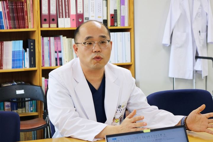 [서울=뉴시스] 민경진 고려대학교안산병원 산부인과 교수가 뉴시스와의 인터뷰에서 사람유두종바이러스(HPV) 예방 접종의 필요성에 대해 설명하고 있다. 2025.04.20. photo@newsis.com *재판매 및 DB 금지