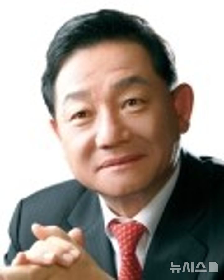 [포항=뉴시스] 송종욱 기자 = 한국자유총연맹 경북도지부 회장에 공원식 전 경북도 정무부지사가 임명됐다. 사진은 신임 공 회장. 2025.04.20. photo@newsis.com 