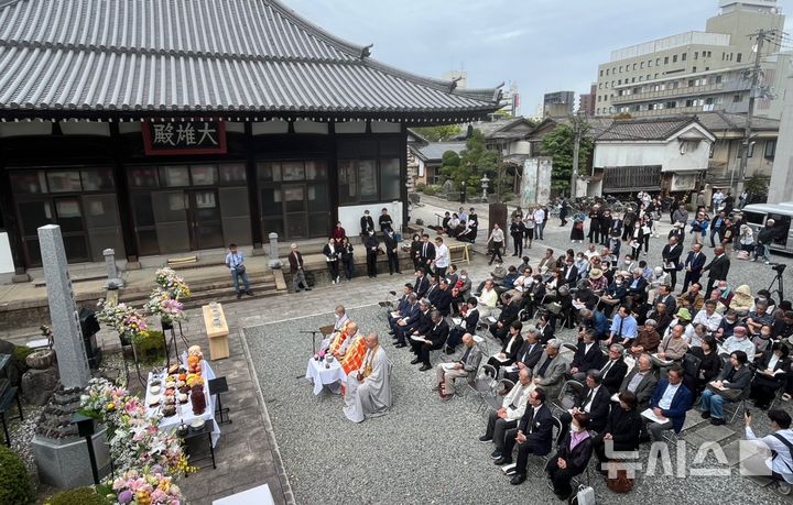 [오사카=뉴시스] 양영전 기자 = 20일 오후 일본 오사카 텐노지구 통국사에서 '오사카 4·3위령제'가 열리고 있다. 2025.04.20. 0jeoni@newsis.com