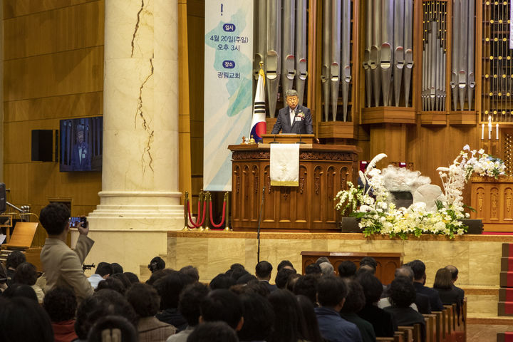 [서울=뉴시스] 20일 서울 광림교회에서 열린 '2025 한국교회 부활절 연합예배'에서 설교하는 한국교회총연합 대표회장 김종혁 목사 (사진=한국교회총연합 제공) 2025.04.20. photo@newsis.com *재판매 및 DB 금지