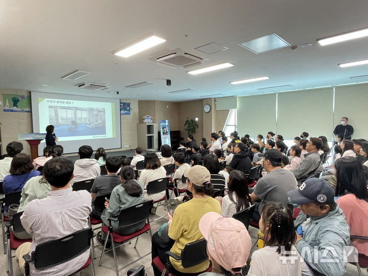 [포항=뉴시스] 송종욱 기자 = 19~20일 포항시 남구 송도동 가족행복센터와 물빛누리공원에서 열린 '제21회 포항가족과학축제'와 '제23회 과학자와의 만남'이 성황리에 개최됐다. 사진은 학자와의 만남에서 과학 커뮤니케이터이자 작가인 이은희(필명 하리하라)씨가 '과학적 문해력을 키우는 법'과 '일상 속 과학의 의미'란 주제로 강연을 하는 모습. (사진=포항시 제공) 2025.04.20. photo@newsis.com