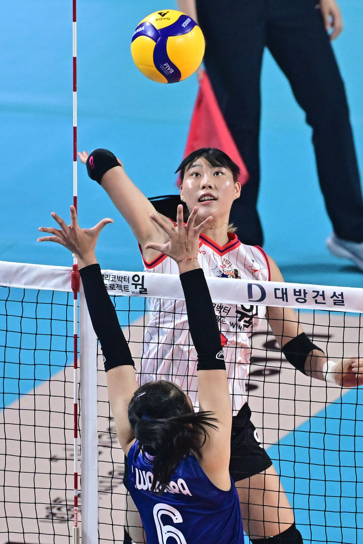 공격하는 한국 여자배구 올스타팀 정윤주. 2025.04.20. (사진=KOVO 제공) *재판매 및 DB 금지