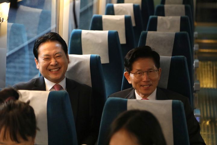 [서울=뉴시스] 권창회 기자 = 김문수 제21대 대통령 선거 국민의힘 경선 후보와 장동혁 김문수 캠프 총괄선거대책본부장이 20일 서울 용산구 서울역에서 대구행 열차에 탑승해 대화하고 있다. (사진=김문수 캠프 제공) 2025.04.20. photo@newsis.com *재판매 및 DB 금지