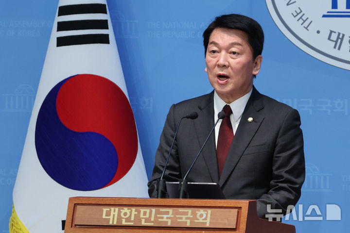 [서울=뉴시스] 권창회 기자 = 안철수 제21대 대통령 선거 국민의힘 경선 후보가 20일 서울 여의도 국회 소통관에서 열린 현안 관련 기자회견에서 발언하고 있다. 2025.04.20. kch0523@newsis.com