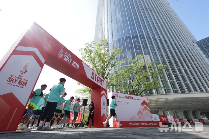 [서울=뉴시스] 황준선 기자 = 20일 오전 서울 송파구 롯데월드타워에서 열린 '2025 롯데월드타워 스카이런 with SPYDER'에서 참가자들이 힘차게 출발하고 있다.롯데물산이 주최하는 스카이런은 롯데월드타워 123층, 555m, 총 2917개의 계단을 오르는 국내 최고 높이의 수직 마라톤 대회다.(공동취재) 2025.04.20. photo@newsis.com