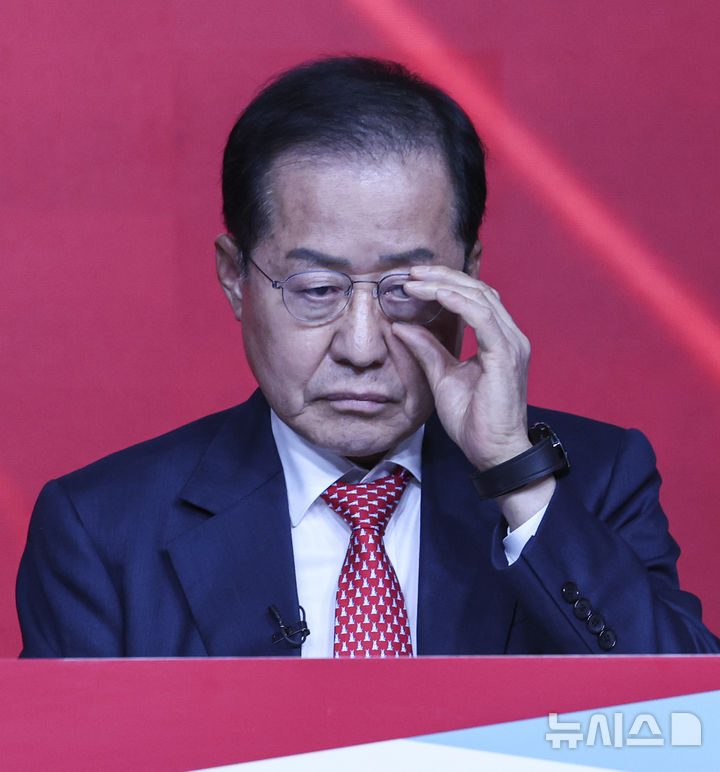 [서울=뉴시스] 국회사진기자단 = 홍준표 제21대 대통령 선거 국민의힘 경선 후보가 20일 서울 강서구 ASSA아트홀에서 열린 '제21대 대통령 선거 국민의힘 1차 경선 B조 토론회'에서 안경을 고쳐쓰고 있다. 2025.04.20. photo@newsis.com