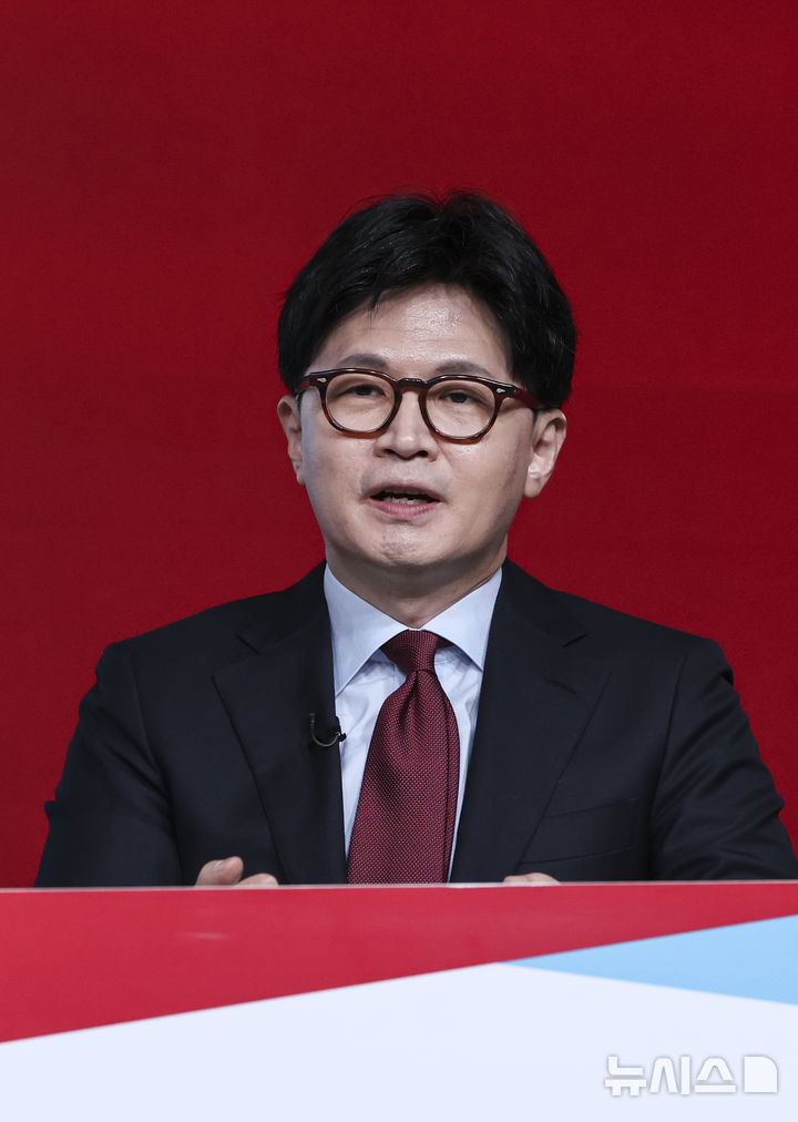 [서울=뉴시스] 국회사진기자단 = 한동훈 제21대 대통령 선거 국민의힘 경선 후보가 20일 서울 강서구 ASSA아트홀에서 열린 '제21대 대통령 선거 국민의힘 1차 경선 B조 토론회'에서 발언하고 있다. 2025.04.20. photo@newsis.com