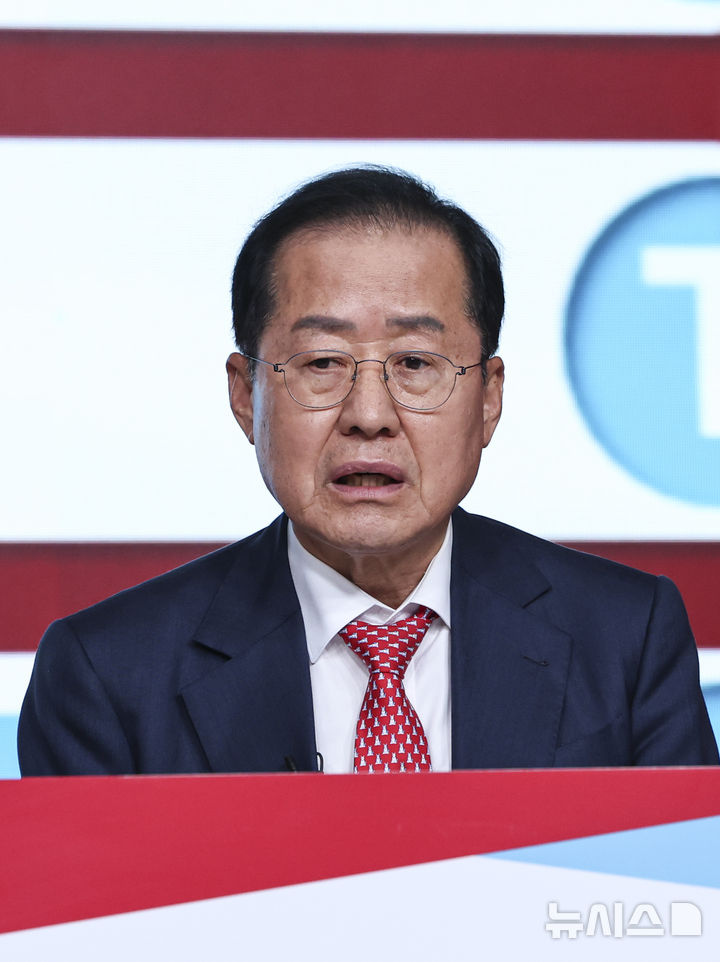 [서울=뉴시스] 국회사진기자단 = 홍준표 제21대 대통령 선거 국민의힘 경선 후보가 20일 서울 강서구 ASSA아트홀에서 열린 '제21대 대통령 선거 국민의힘 1차 경선 B조 토론회'에서 발언하고 있다. 2025.04.20. photo@newsis.com
