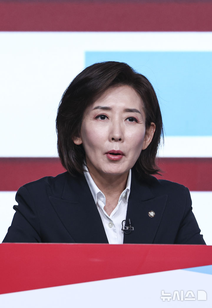 [서울=뉴시스] 국회사진기자단 = 나경원 제21대 대통령 선거 국민의힘 경선 후보가 20일 서울 강서구 ASSA아트홀에서 열린 '제21대 대통령 선거 국민의힘 1차 경선 B조 토론회'에서 발언하고 있다. 2025.04.20. photo@newsis.com