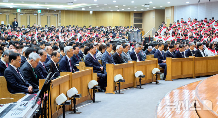 [서울=뉴시스] 조수정 기자 = 한덕수 대통령 권한대행 국무총리와 김삼환 명성교회 원로 목사가 20일 서울 강동구 명성교회에서 열린 부활절 예배에서 기도하고 있다. 가운데좌석 왼쪽부터 김삼환 명성교회 원로목사, 한 권한대행, 조성기 숭실사이버대 이사장, 대전신학대학교 안주훈 총장. (사진=명성교회 제공) 2025.04.20. chocrystal@newsis.com
