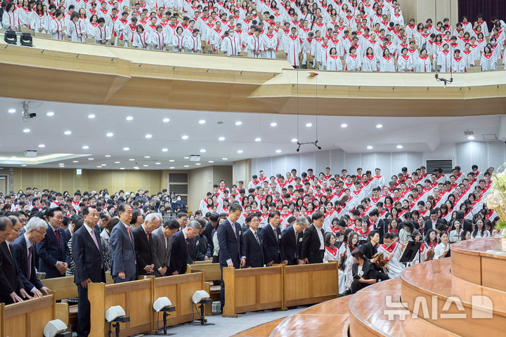 [서울=뉴시스] 조수정 기자 = 한덕수 대통령 권한대행 국무총리와 김삼환 명성교회 원로 목사가 20일 서울 강동구 명성교회에서 열린 부활절 예배에서 기도하고 있다. 앞열 왼쪽세번째부터 김삼환 명성교회 원로목사, 한 권한대행, 조성기 숭실사이버대 이사장, 대전신학대학교 안주훈 총장. (사진=명성교회 제공) 2025.04.20. chocrystal@newsis.com