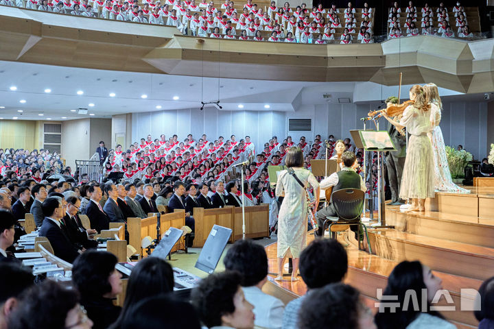 [서울=뉴시스] 조수정 기자 = 한덕수 대통령 권한대행 국무총리와 김삼환 명성교회 원로 목사가 20일 서울 강동구 명성교회에서 열린 부활절 예배에서 기도하고 있다. 무대 정면 좌석 왼쪽부터 김삼환 명성교회 원로목사, 한 권한대행, 조성기 숭실사이버대 이사장, 대전신학대학교 안주훈 총장. (사진=명성교회 제공) 2025.04.20. chocrystal@newsis.com